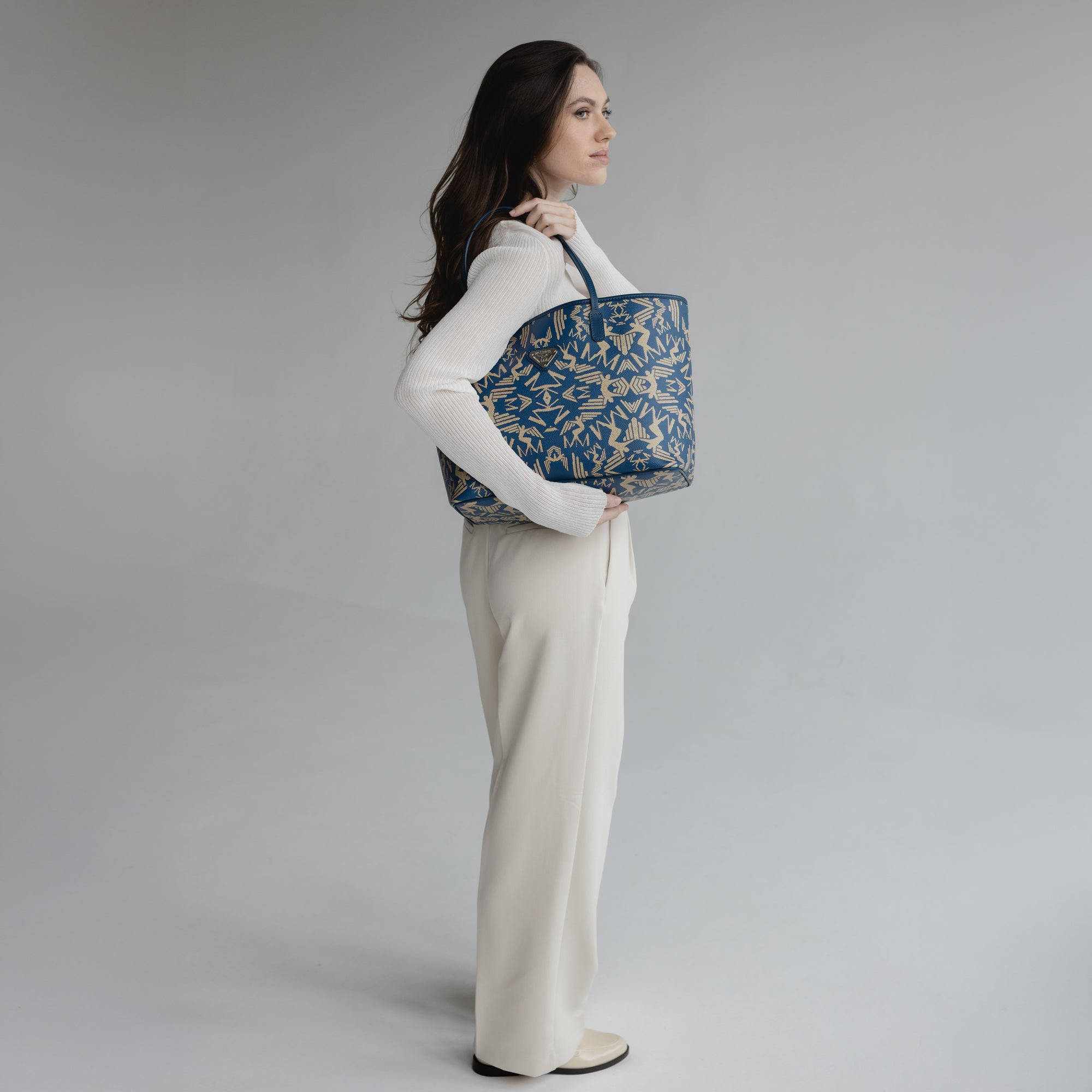 BERN | Shopper Maze cappuccino deep blau/silber - on body