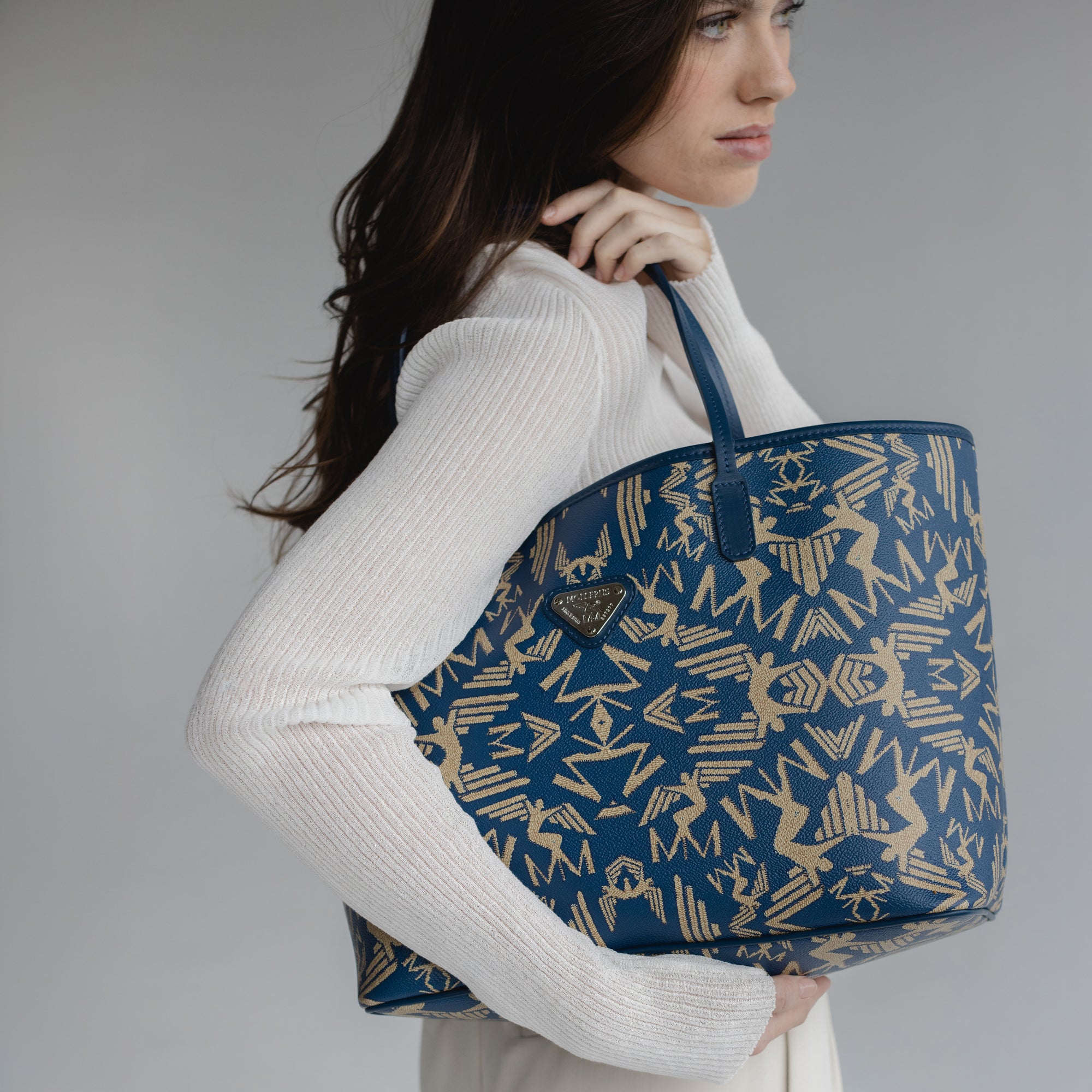 BERN | Shopper Maze cappuccino deep blau/silber - on body