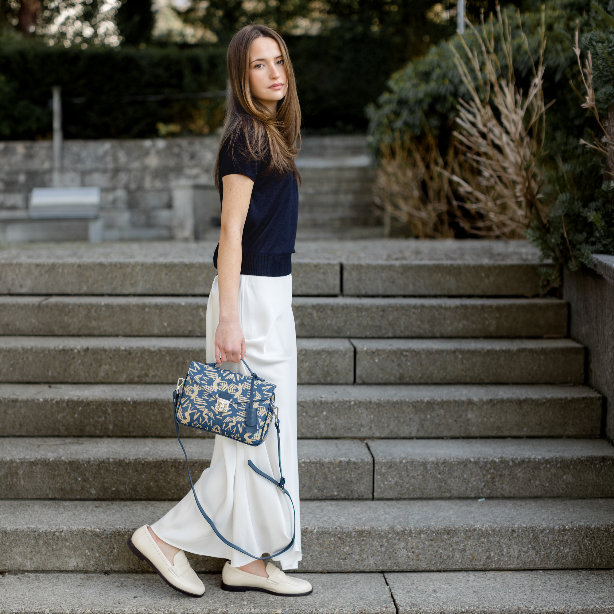 MARLY | Umhängetasche Maze deep blau cappuccino/silber - on body 
