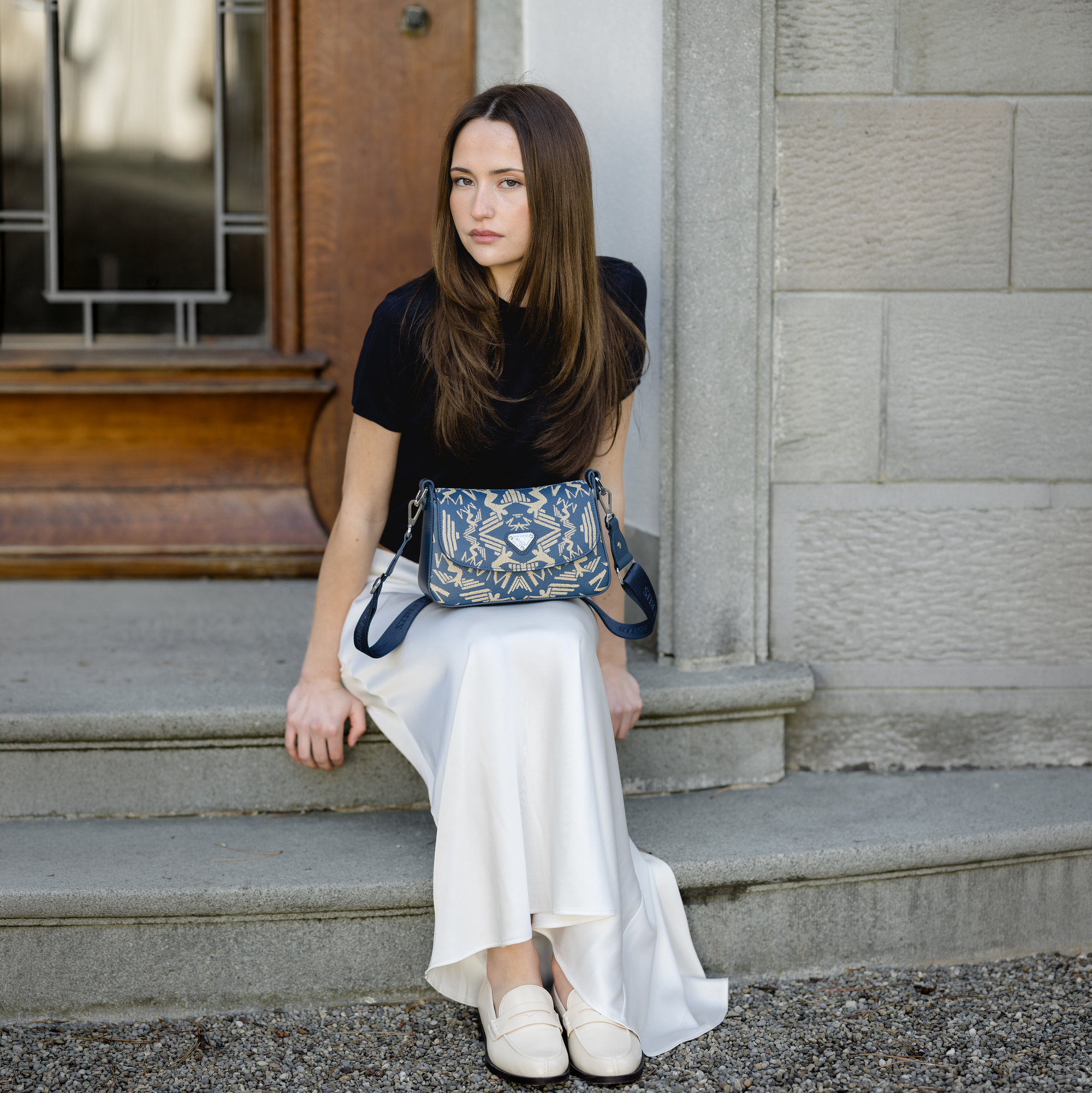 NOVILLE | Umhängetasche Maze cappuccino deep blau/silber - on body