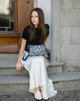 NOVILLE | Umhängetasche Maze cappuccino deep blau/silber - on body