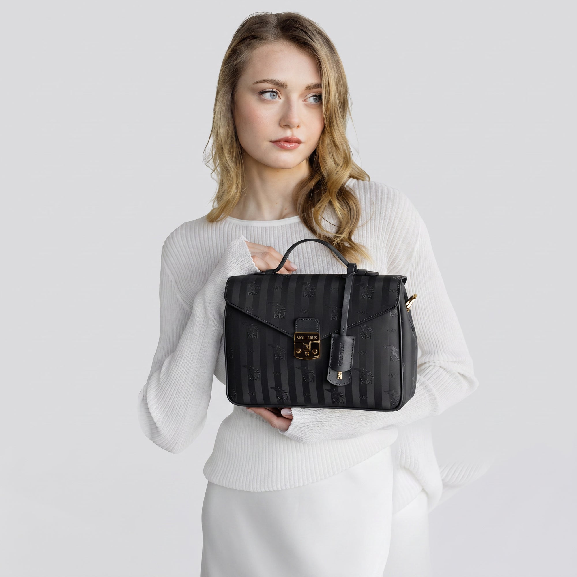 MARLY | Umhängetasche classic schwarz/gold - close up 