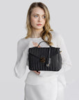 MARLY | Umhängetasche classic schwarz/gold - close up 