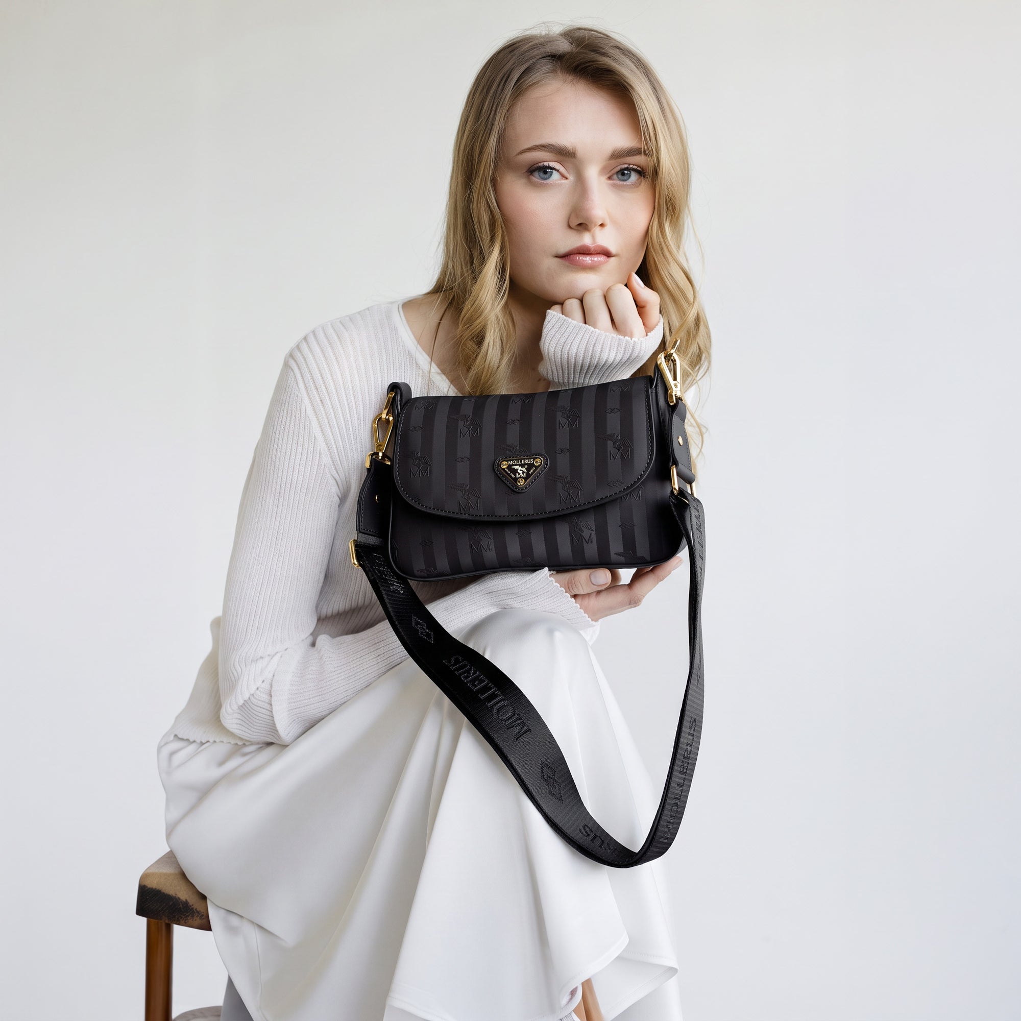 NOVILLE | Umhängetasche classic schwarz/gold - close up 