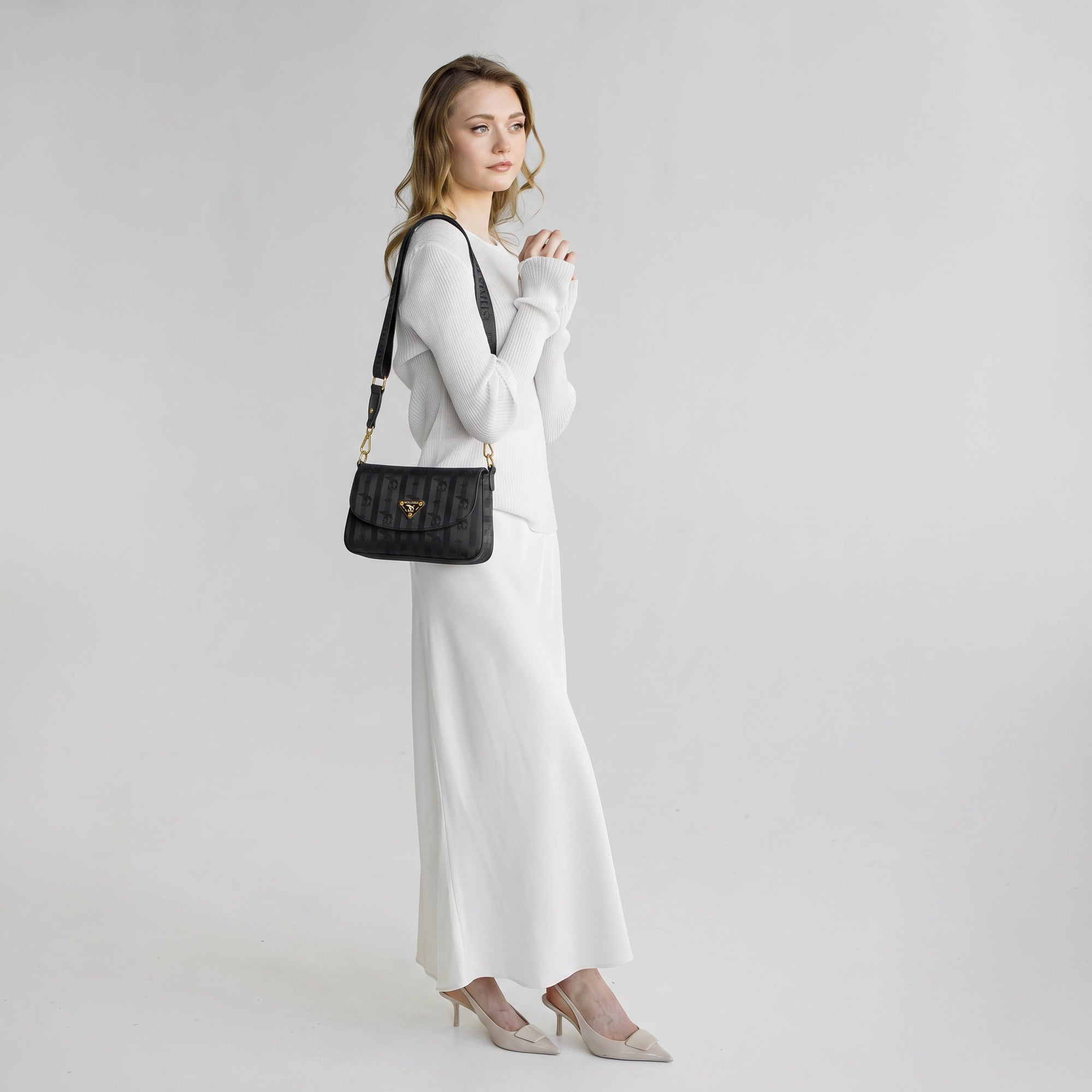 NOVILLE | Umhängetasche classic schwarz/gold - full body 