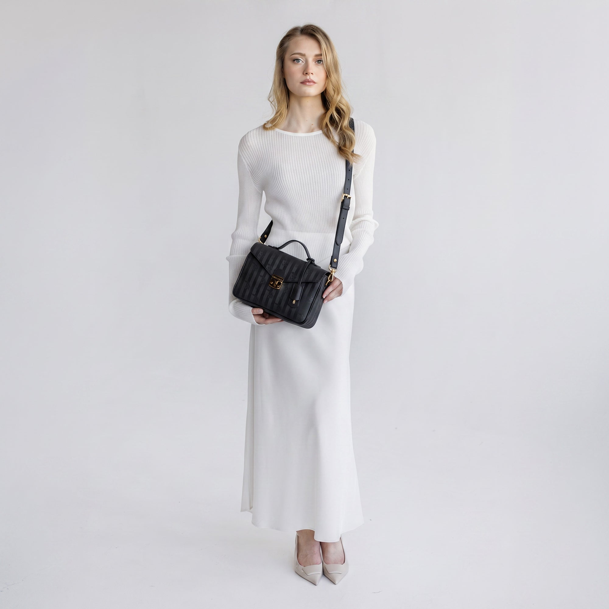 MARLY | Umhängetasche classic schwarz/gold - full body 
