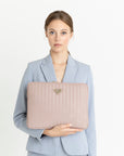 ROETI | Laptoptasche soft rosé/gold - ON BODY