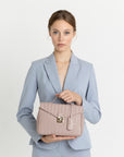 MARLY | Umhängetasche soft rosé/gold - ON BODY