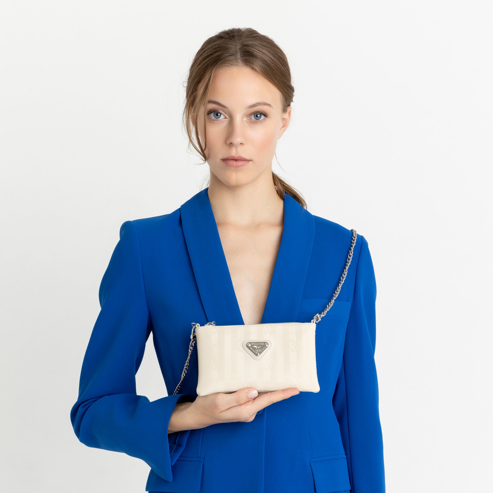 ARVIGO | Kettentasche pearl weiss/silber - ON BODY