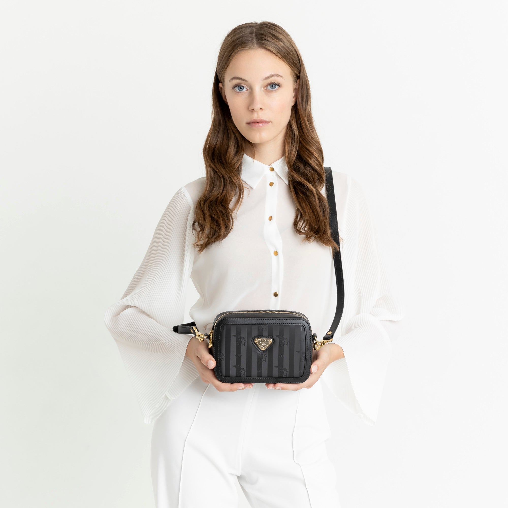 INWIL | Schultertaschen classic schwarz/gold - ON BODY