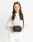 INWIL | Schultertaschen classic schwarz/gold - ON BODY