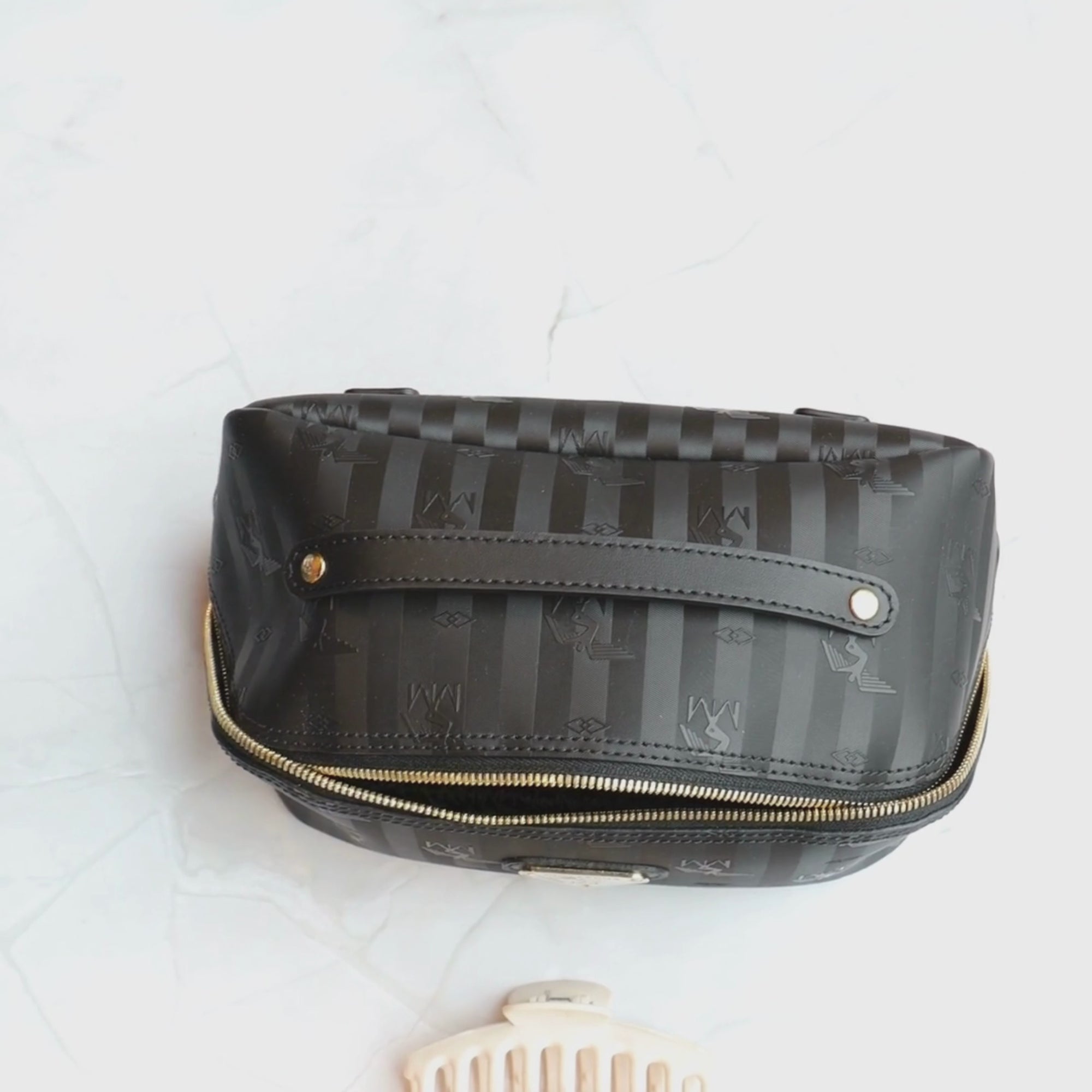 SERVAZ | Necessaire taupe grau/gold -video