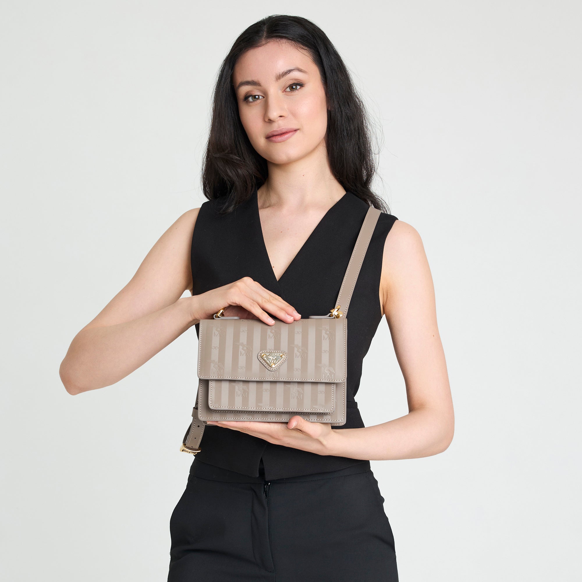 URSY | Umhängetasche taupe/gold - on body