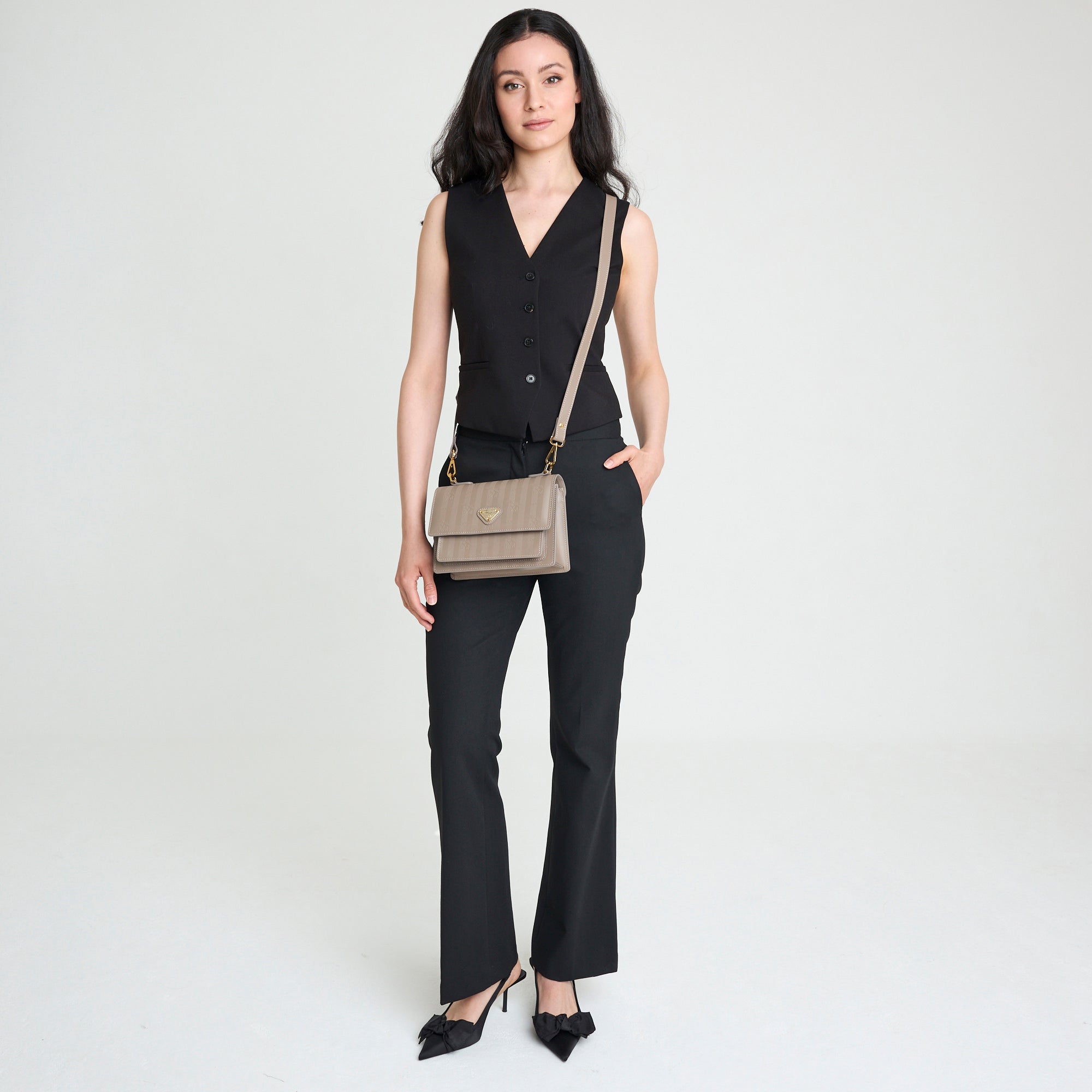 URSY | Umhängetasche taupe/gold - full body