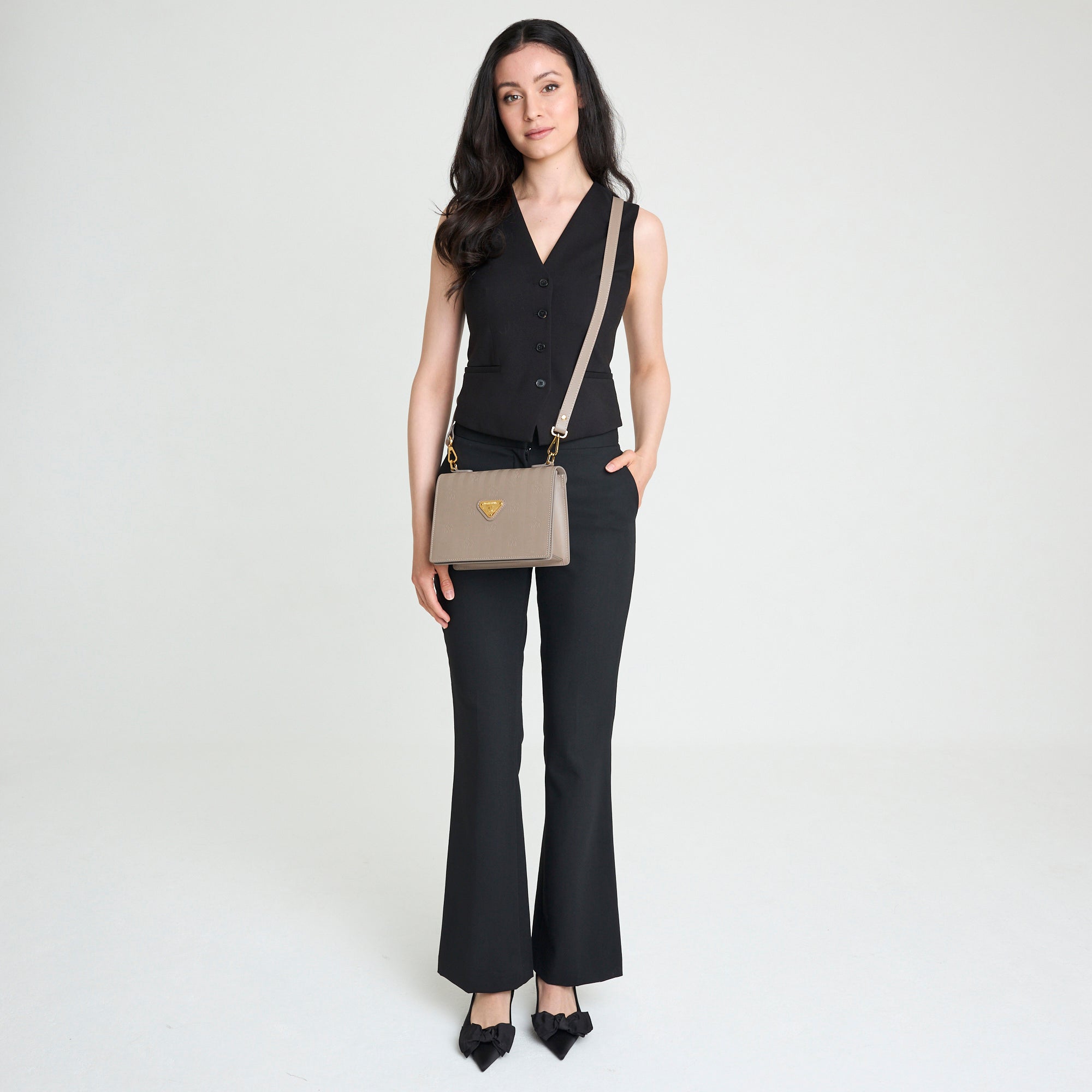 MELIDE | Umhängetasche taupe grau/gold - full body