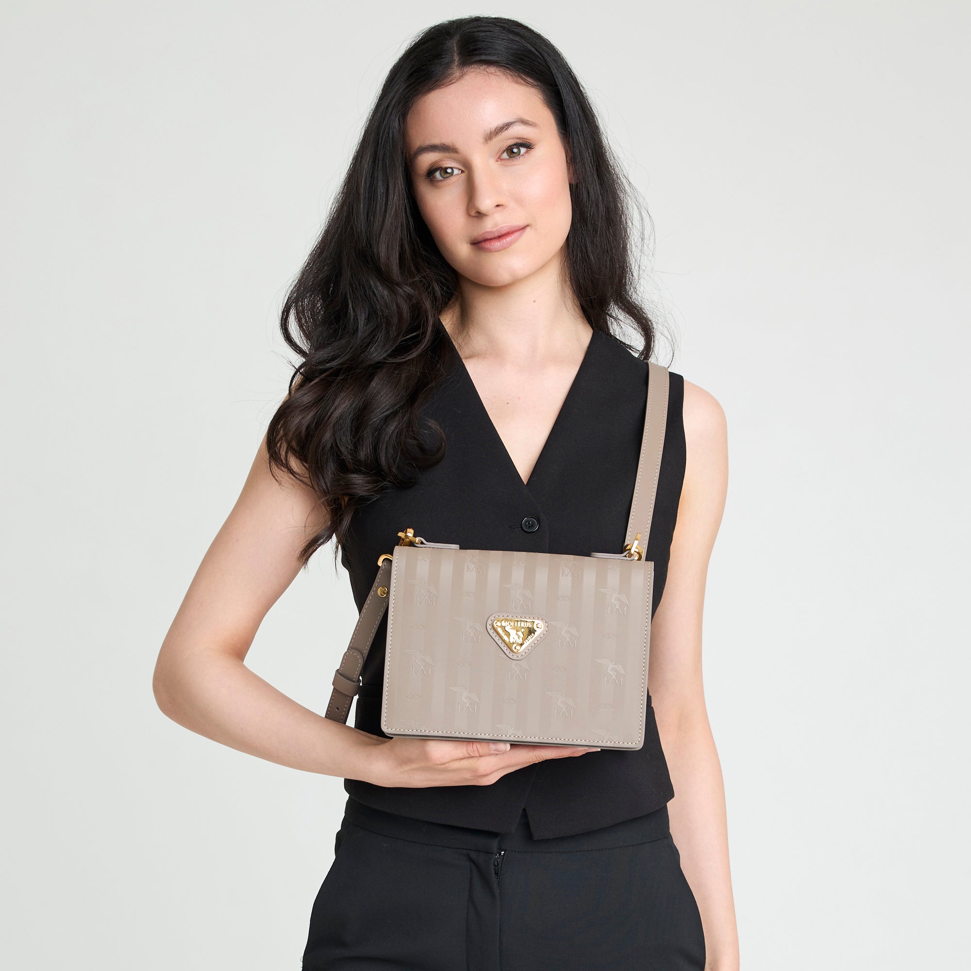 MELIDE | Umhängetasche taupe grau/gold - on body