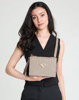 MELIDE | Umhängetasche taupe grau/gold - on body
