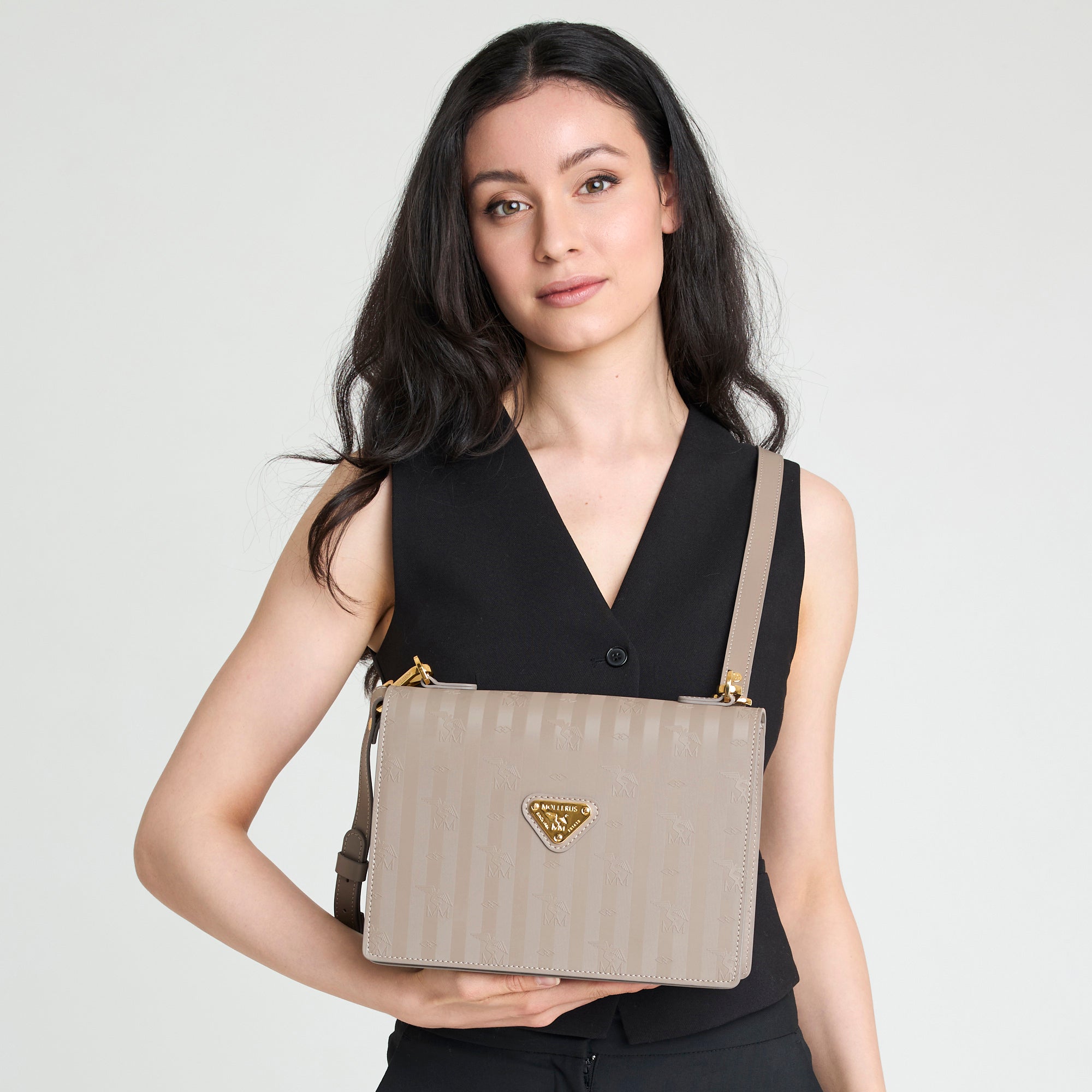 WIL | Umhängetasche taupe/gold - on body
