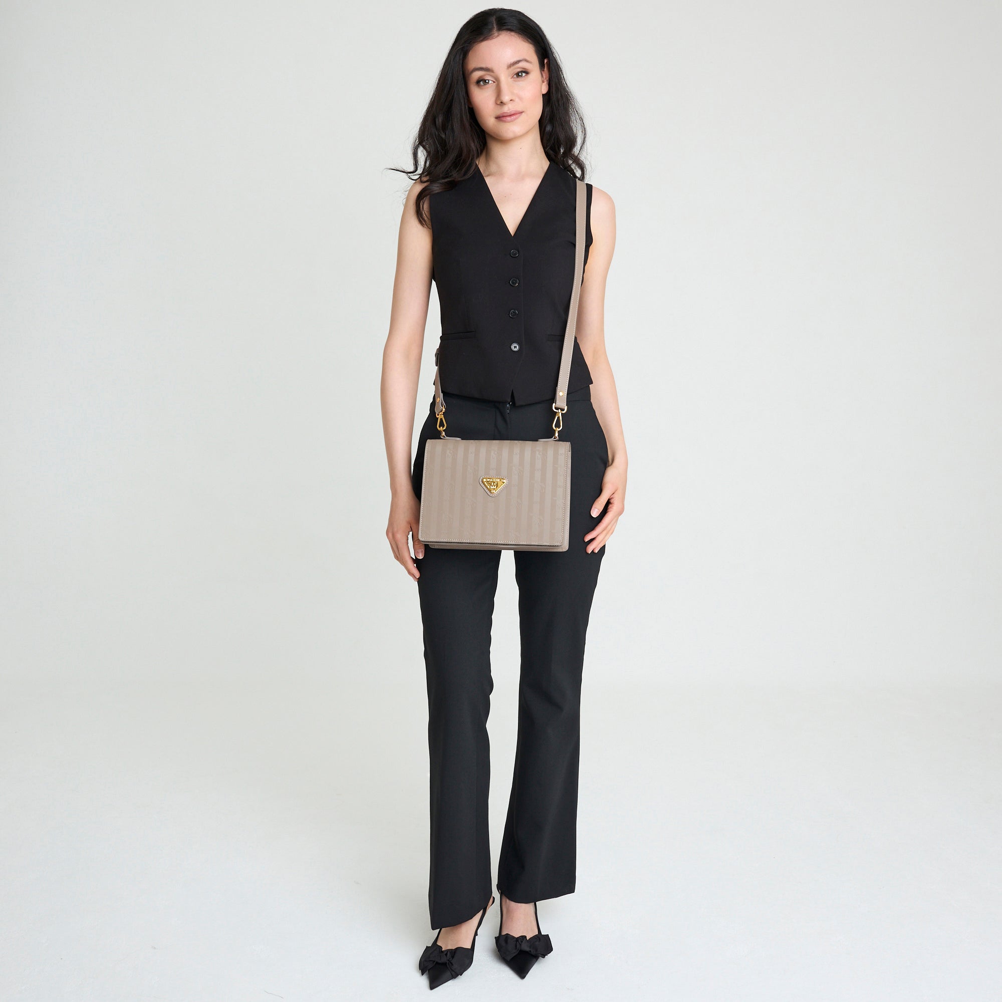 WIL | Umhängetasche taupe/gold - full body