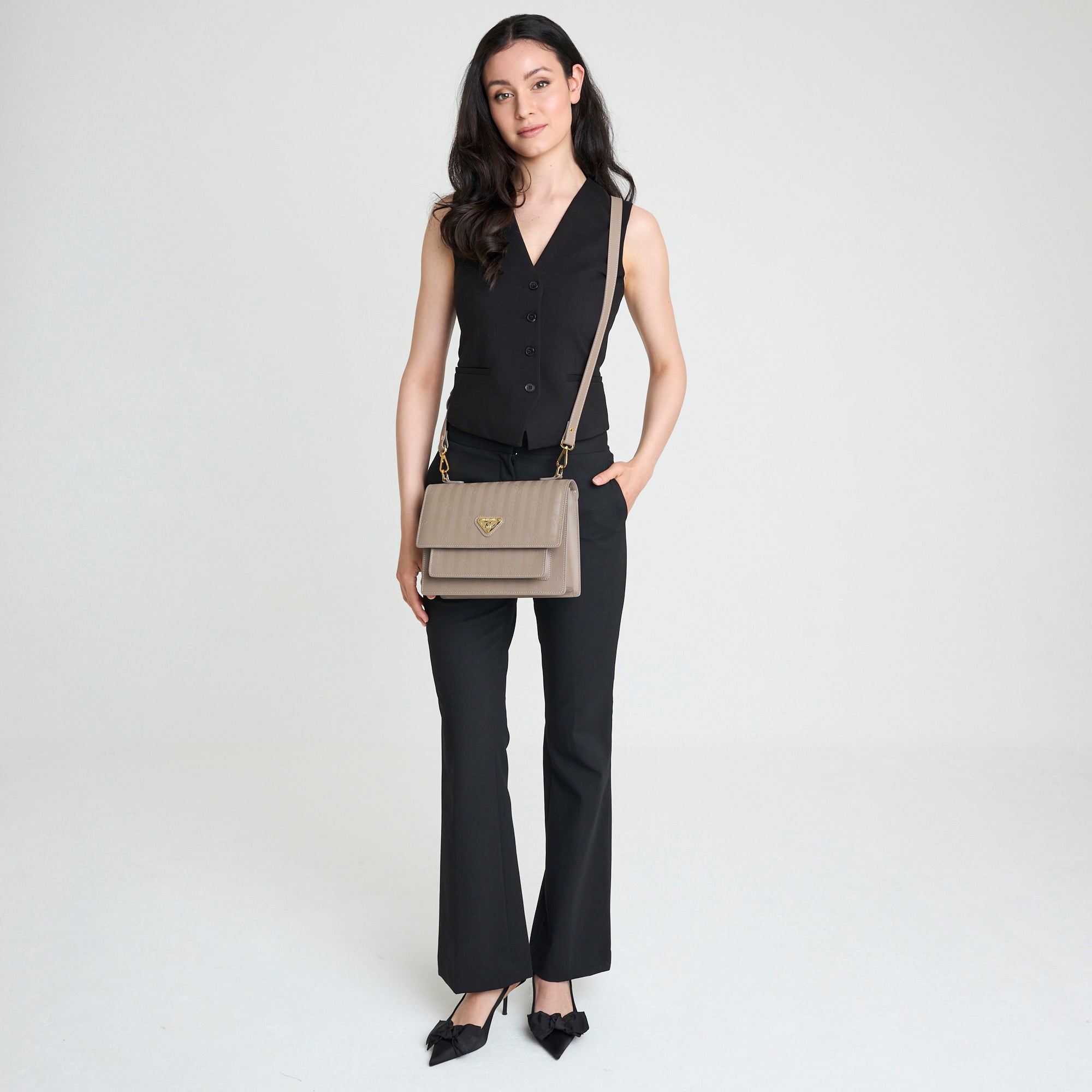 FEY | Umhängetasche taupe/gold - full body