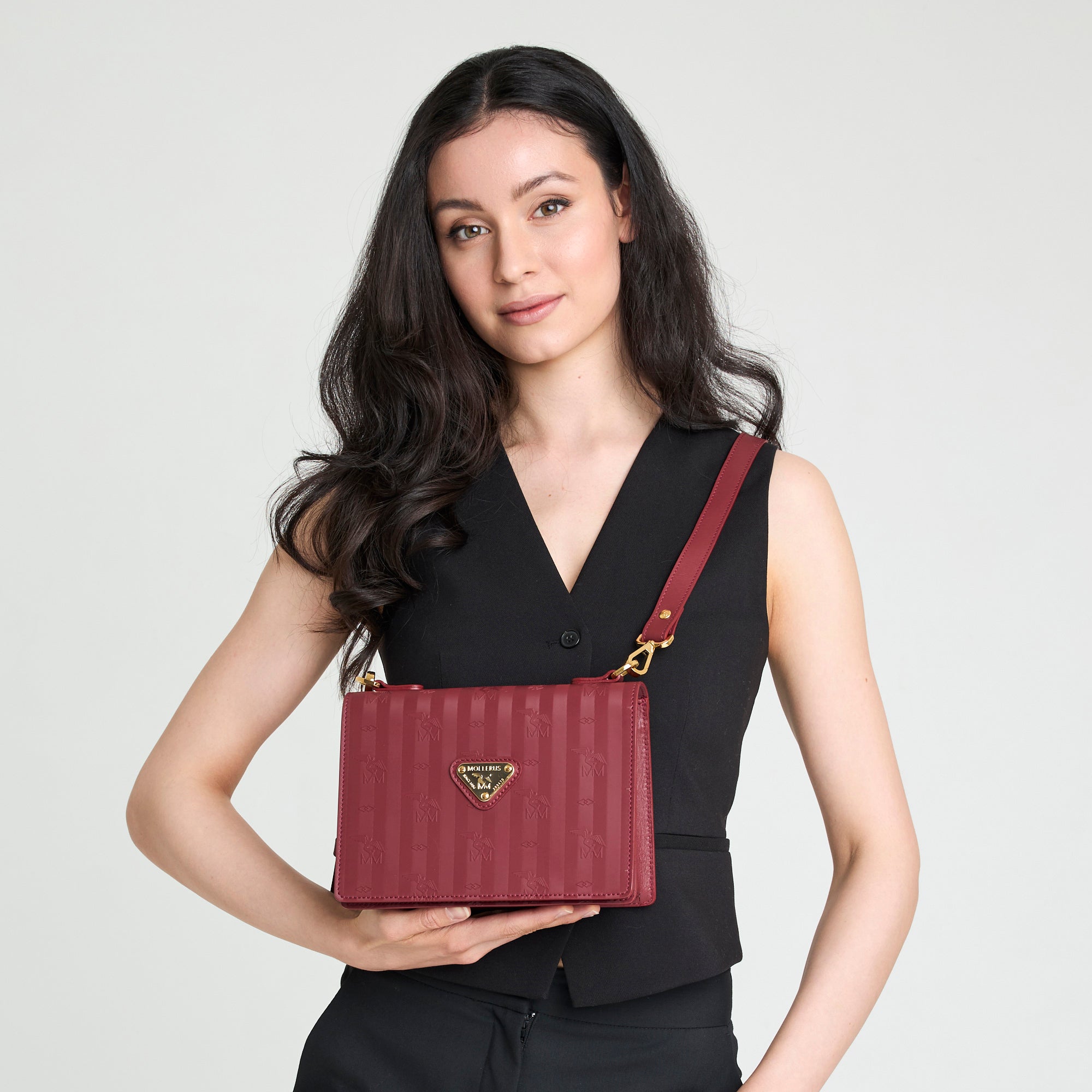 MELIDE | Umhängetasche antik rot/gold - on body
