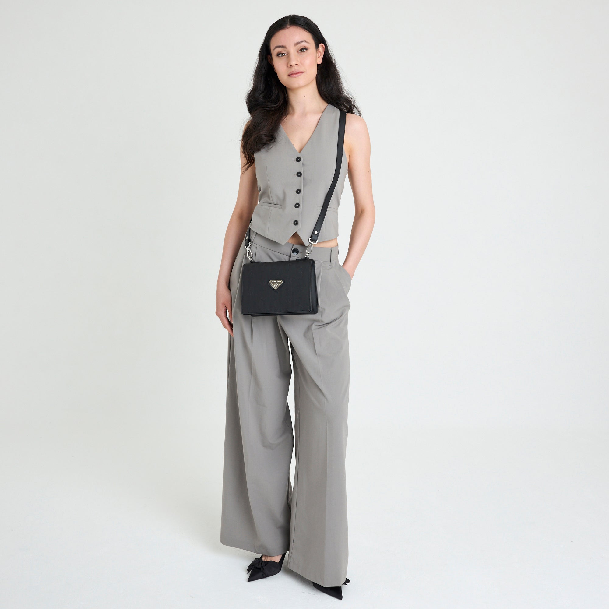 MELIDE | Umhängetasche classic schwarz/silber - full body