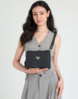 MELIDE | Umhängetasche classic schwarz/silber - on body