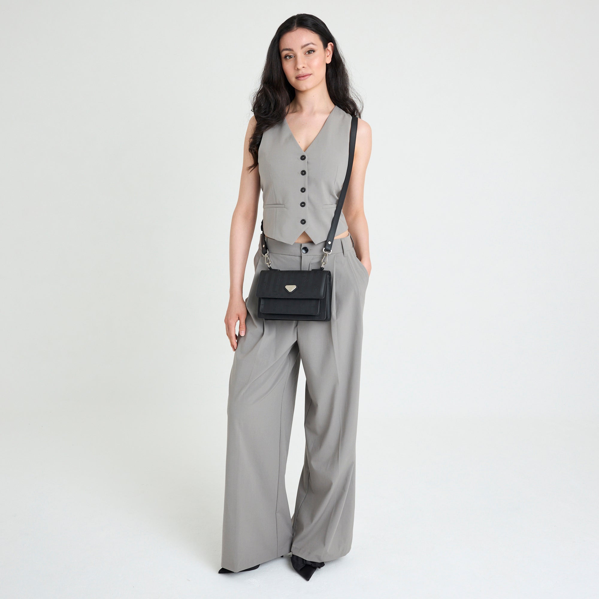 URSY | Umhängetasche classic schwarz/silber - full body