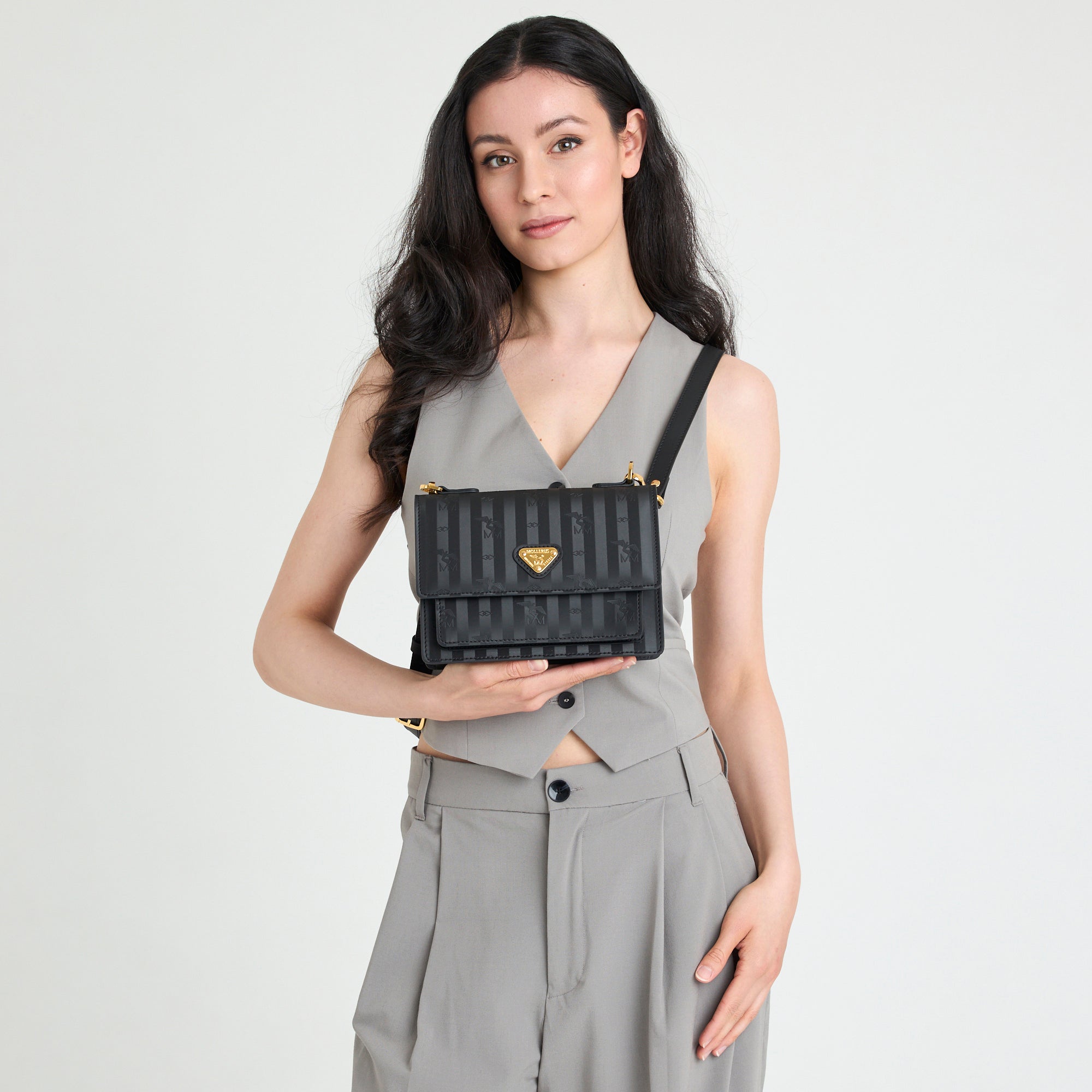 URSY | Umhängetasche classic schwarz/gold - on body