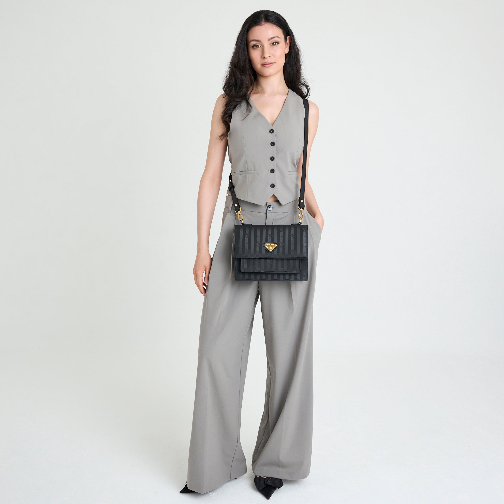 FEY | Umhängetasche classic schwarz/gold - full body
