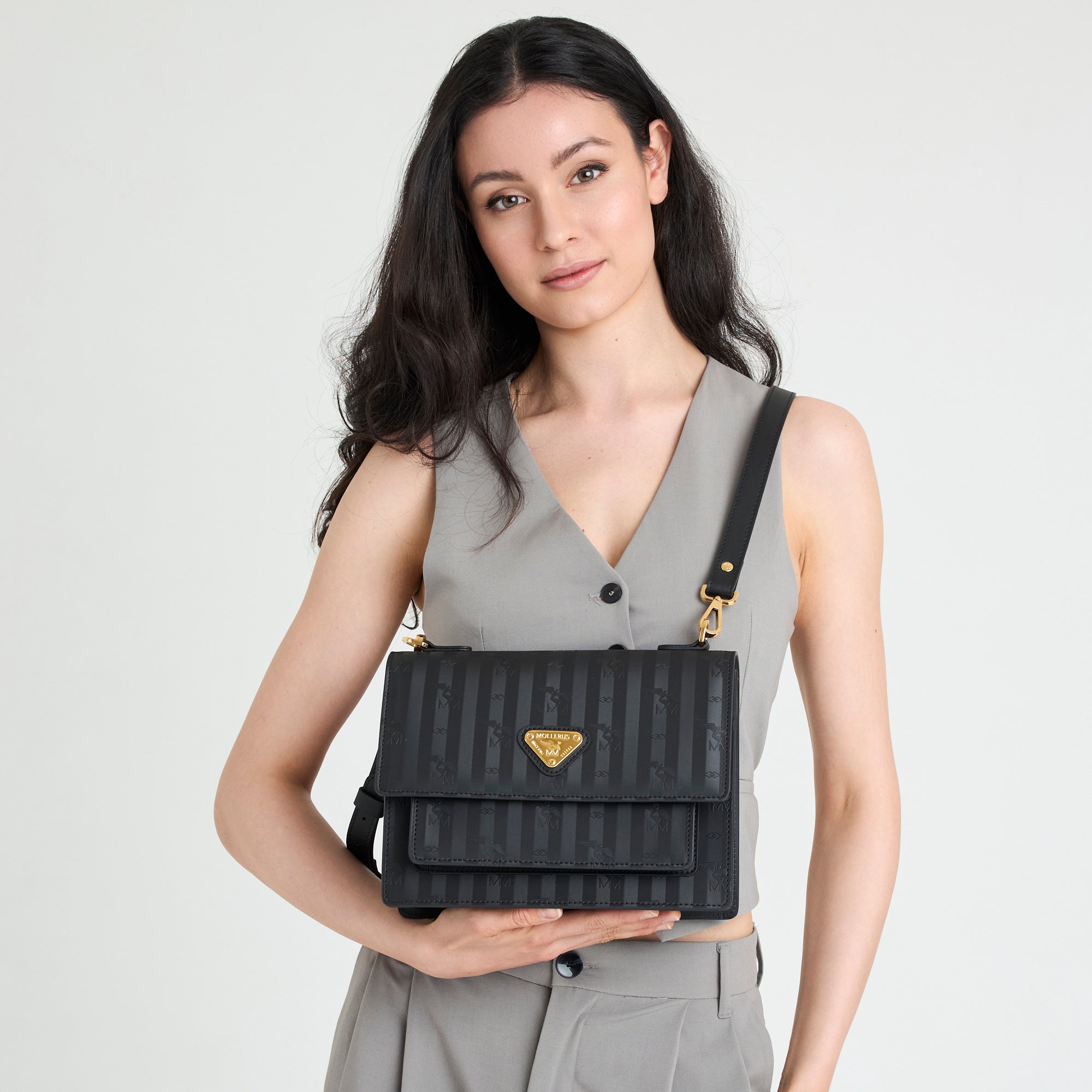 FEY | Umhängetasche classic schwarz/gold - on body