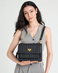 FEY | Umhängetasche classic schwarz/gold - on body