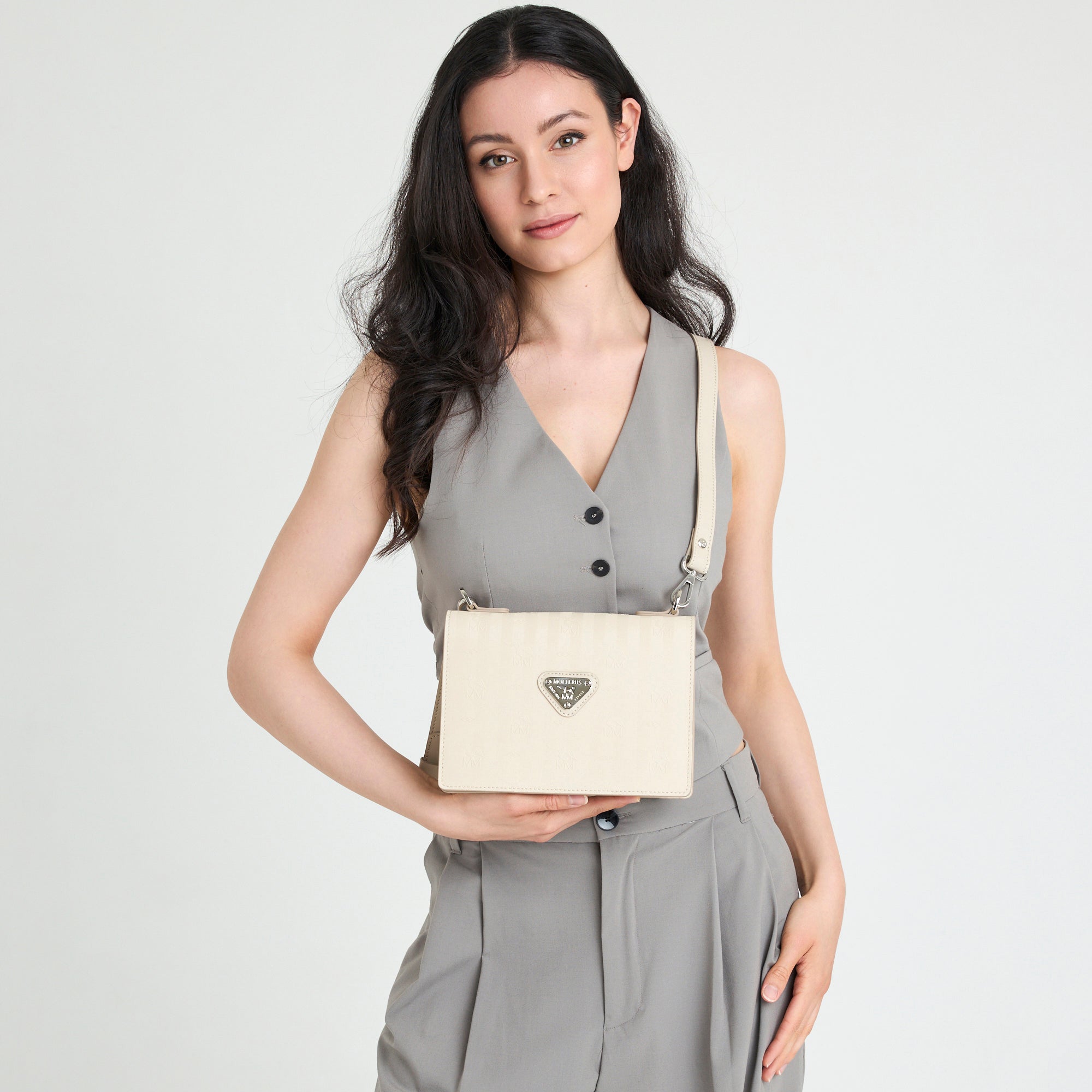 MELIDE | Umhängetasche pearl/silber - on body