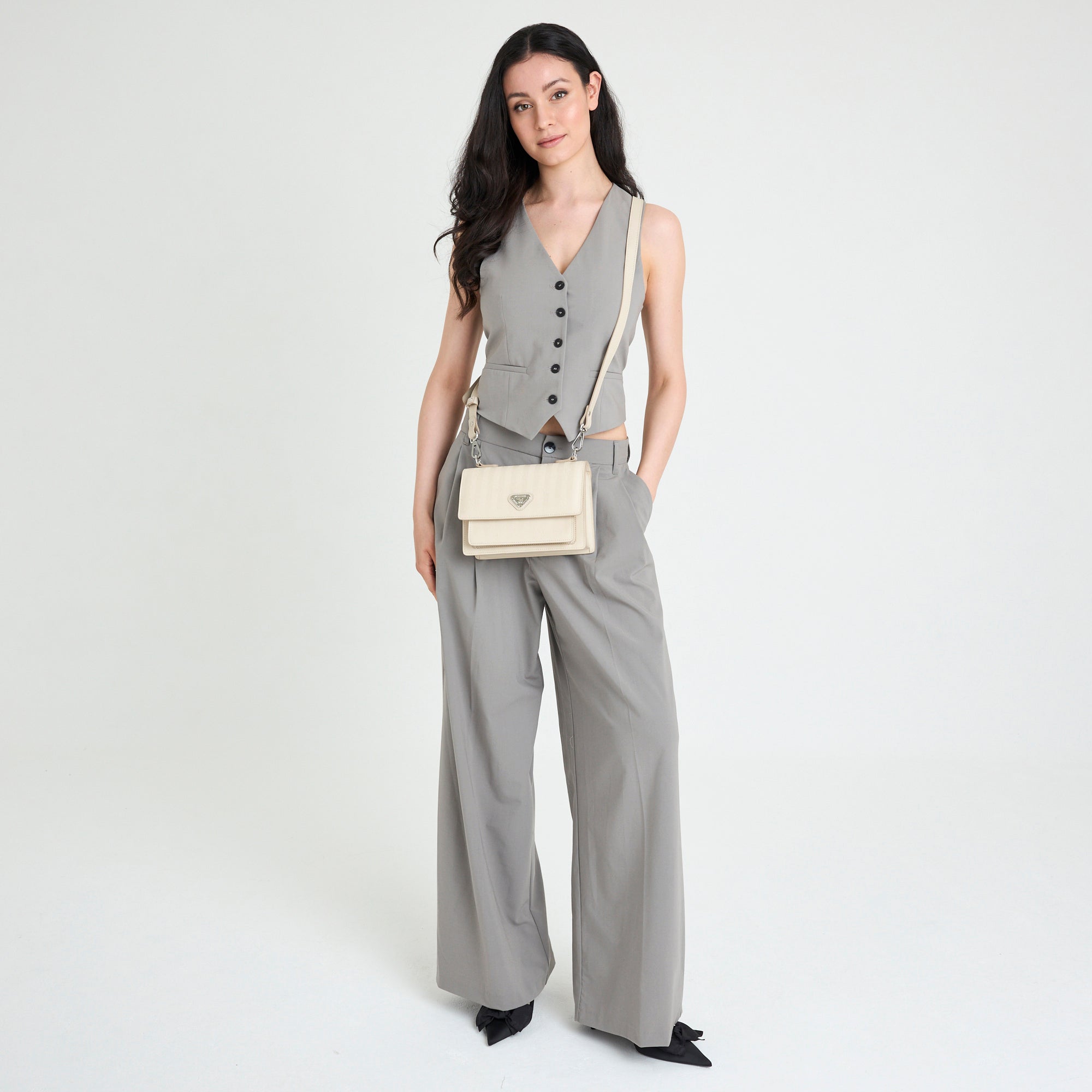 URSY | Umhängetasche pearl/silber - full body