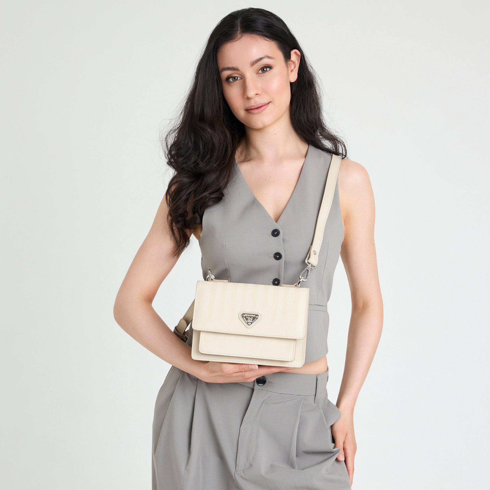 URSY | Umhängetasche pearl/silber - on body
