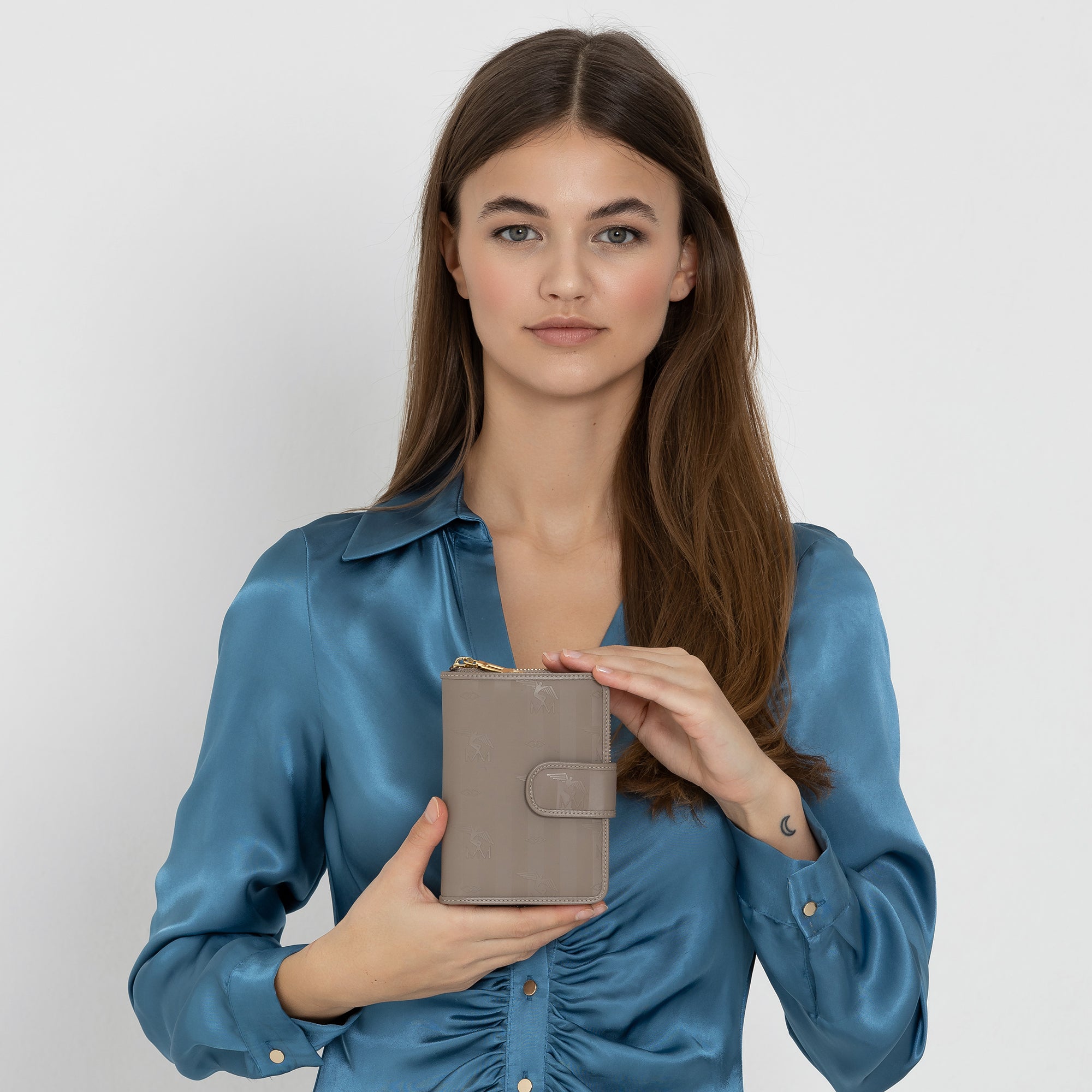 SAENTIS | Portemonnaie taupe grau/gold - on body