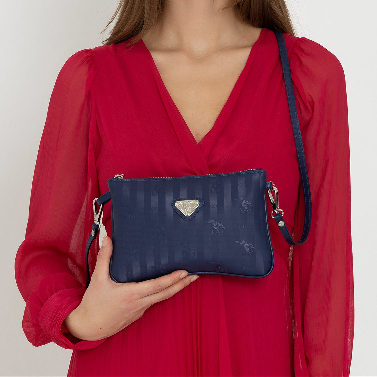 TAMINS | Umhängetasche midnight blau/silber – getragen