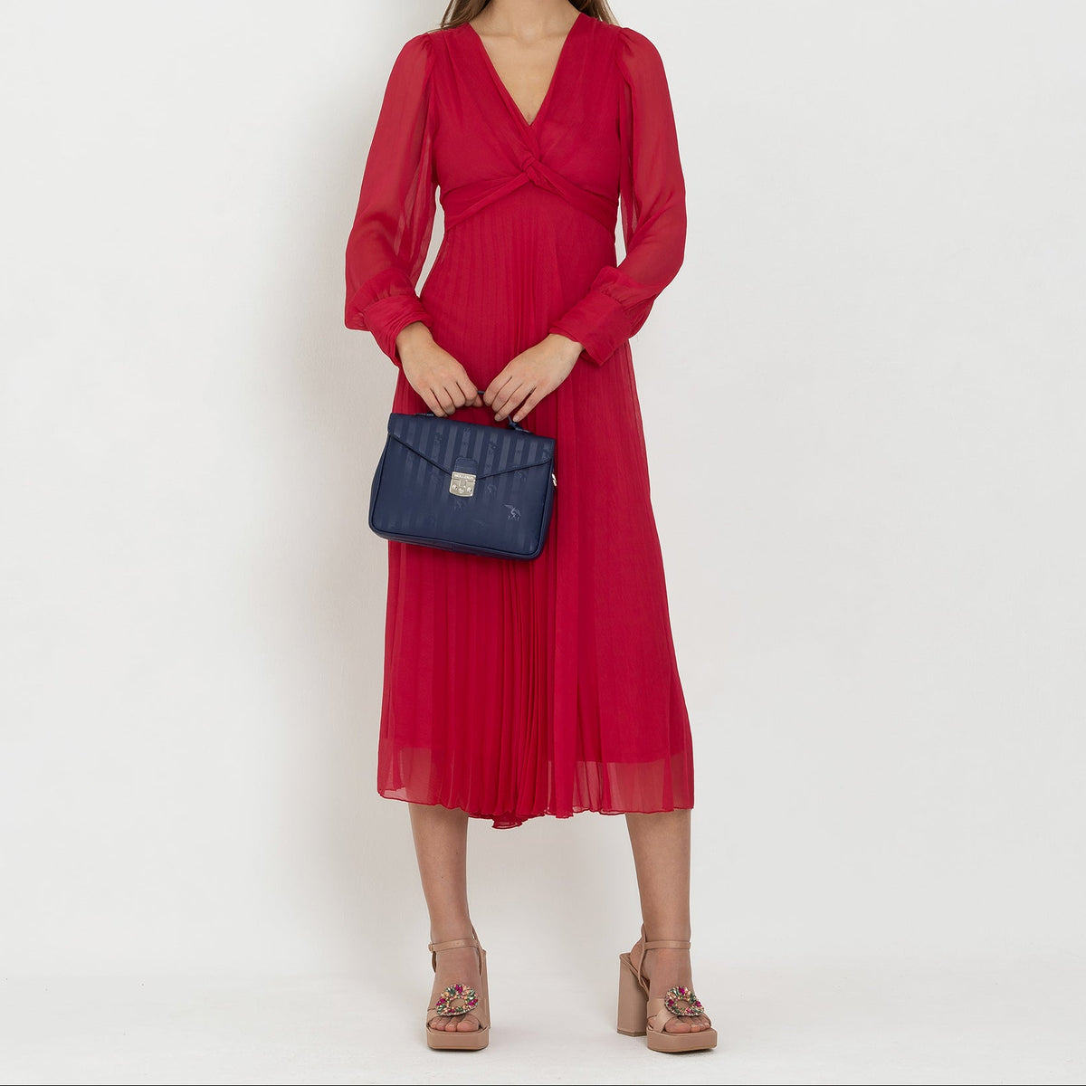 MARLY | Umhängetasche midnight blau/silber – getragen
