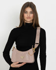 CASTIEL | Schultertasche soft rosè/gold - on body