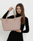 GISWIL | Businesstasche soft rosé/gold - on body