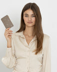 GY | Kreditkartenetui Pecarus taupe/rosè/silber - ON BODY