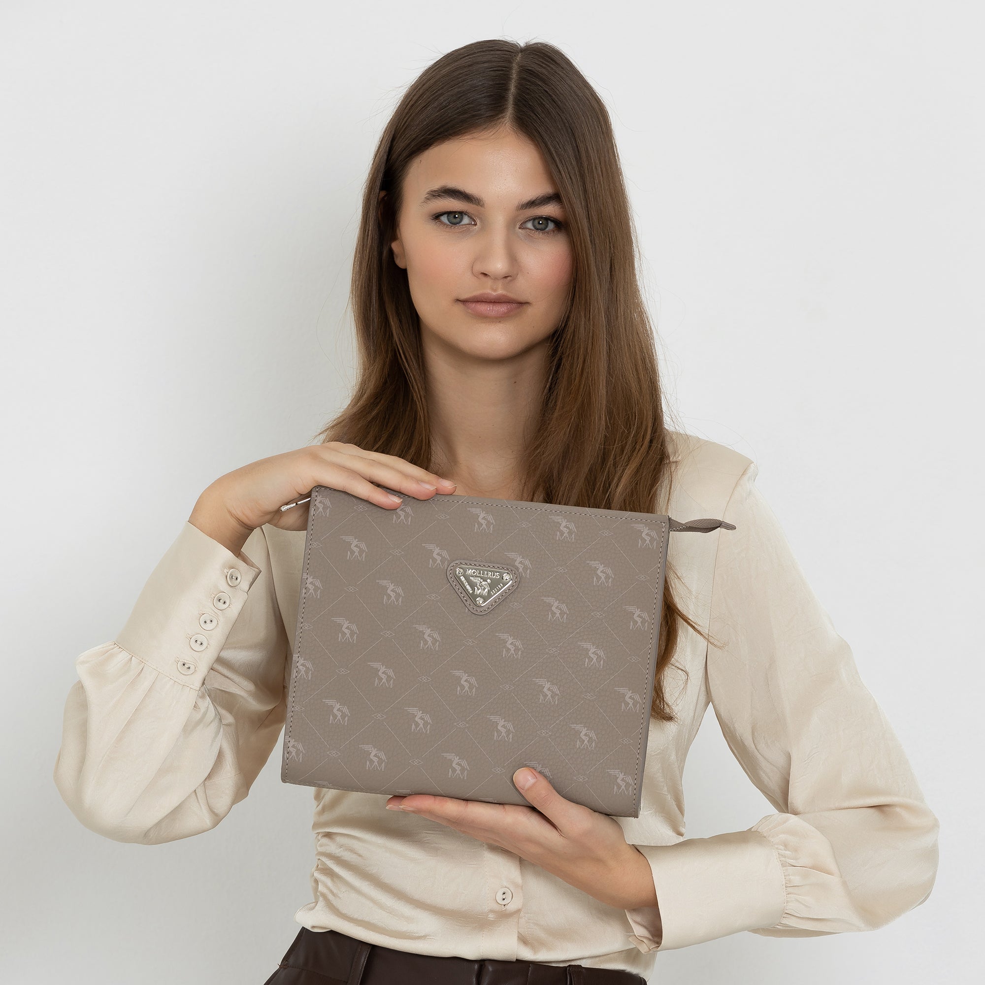 REUTE | Necessaire Pecarus taupe/rosè/silber - on body
