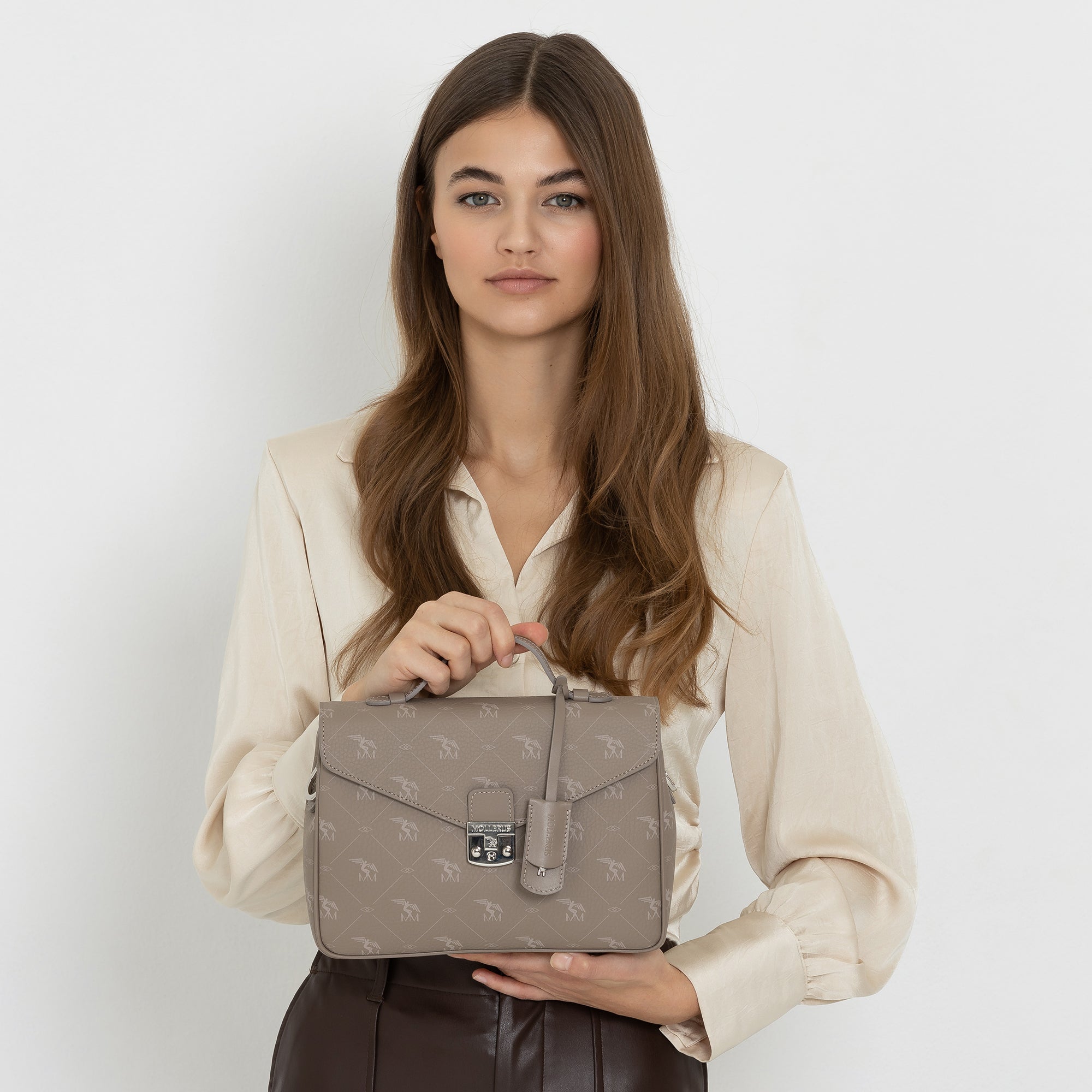 MARLY | Umhängetasche Pecarus taupe/rosè/silber - on body