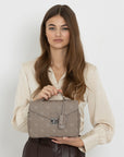 MARLY | Umhängetasche Pecarus taupe/rosè/silber - on body