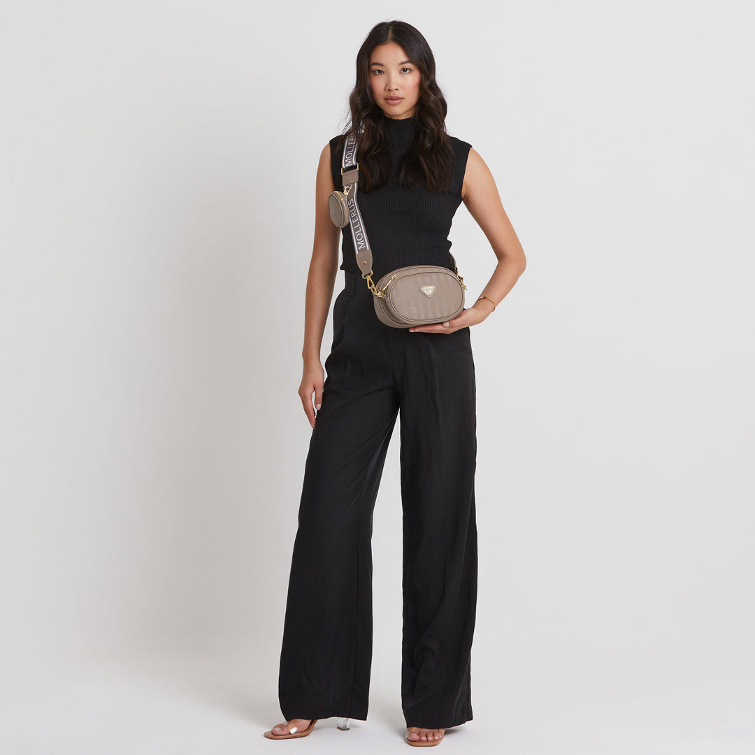 GAMS | Umhängetasche taupe grau/gold - on body