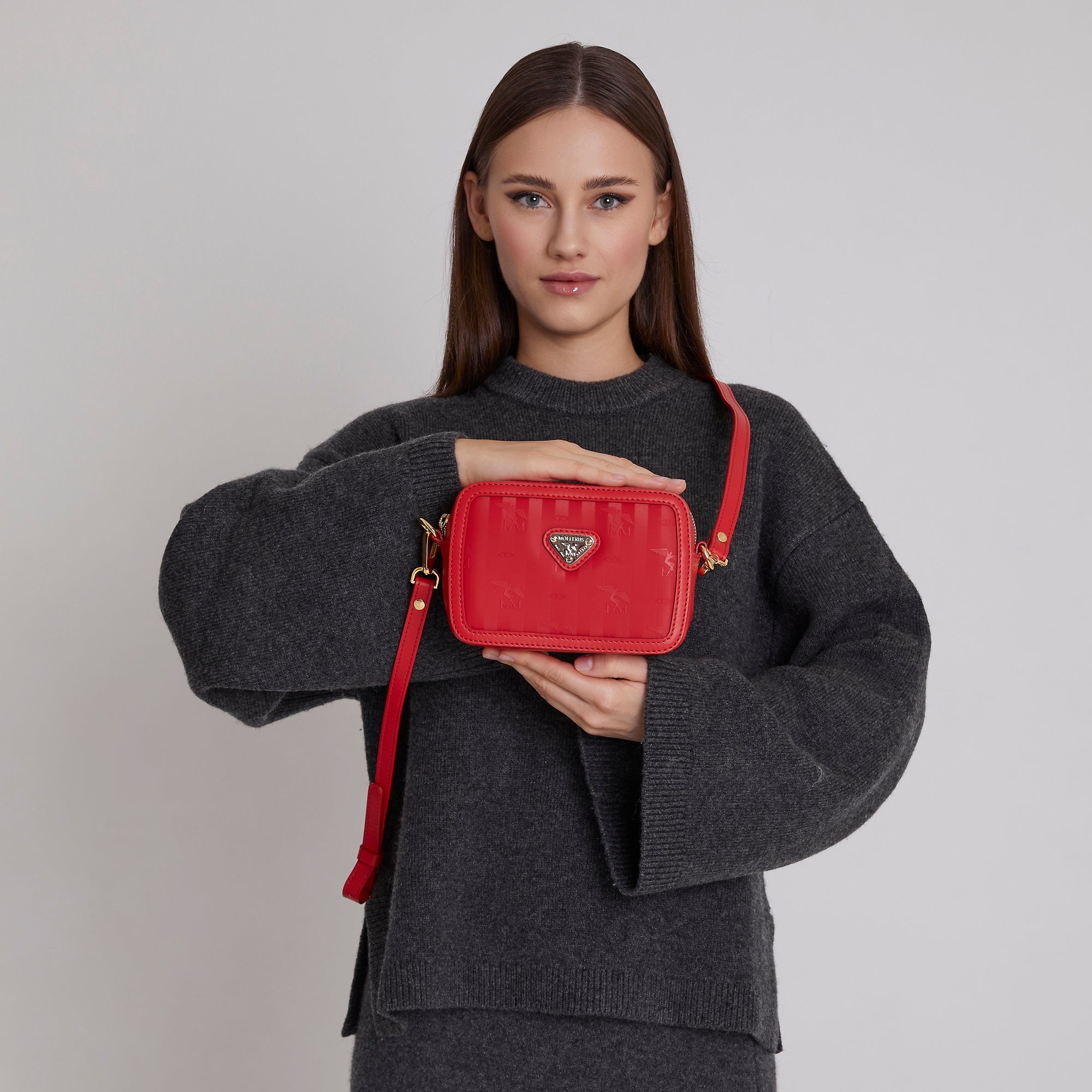 INWIL | Schultertasche cherry rot/gold - ON BODY