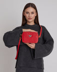 INWIL | Schultertasche cherry rot/gold - ON BODY