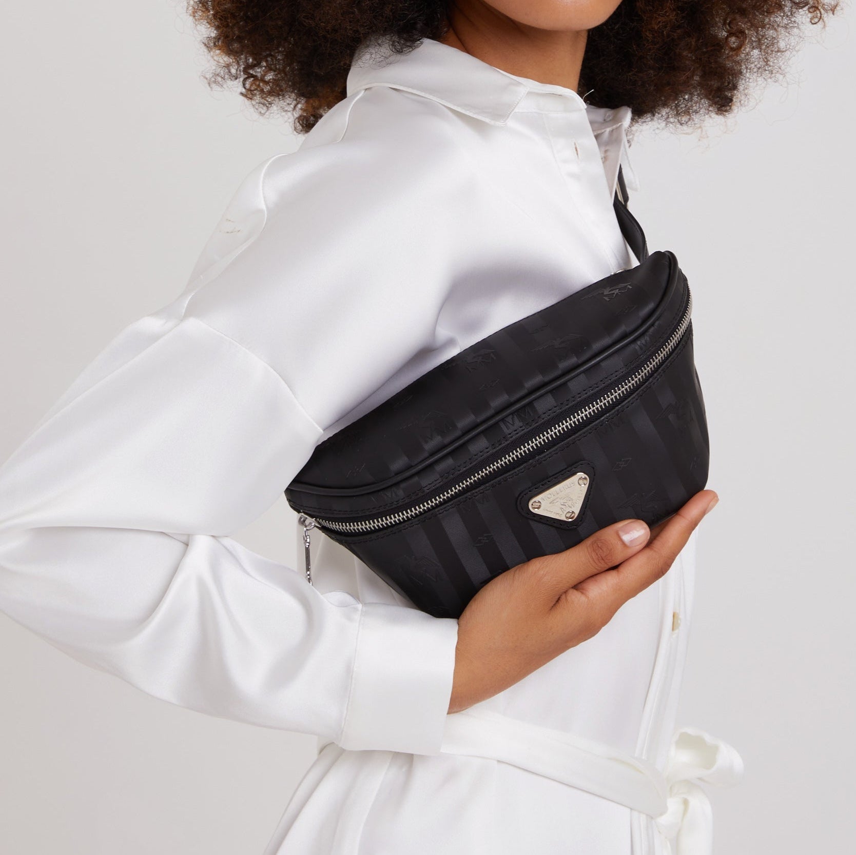 GRINDELWALD | Bauchtasche classic schwarz/silber- CLOSE UP