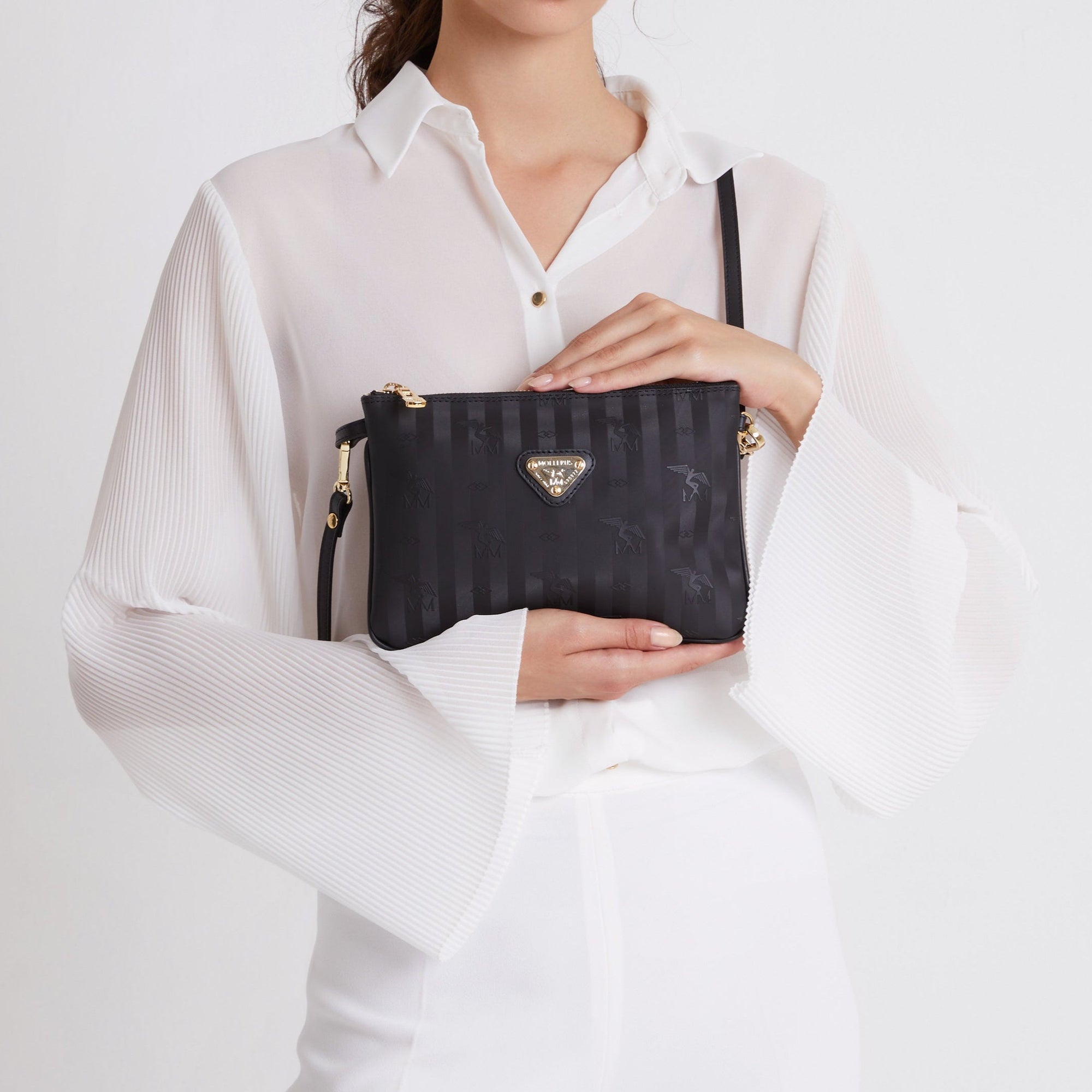 TAMINS | Umhängetasche classic schwarz/gold - close up on body