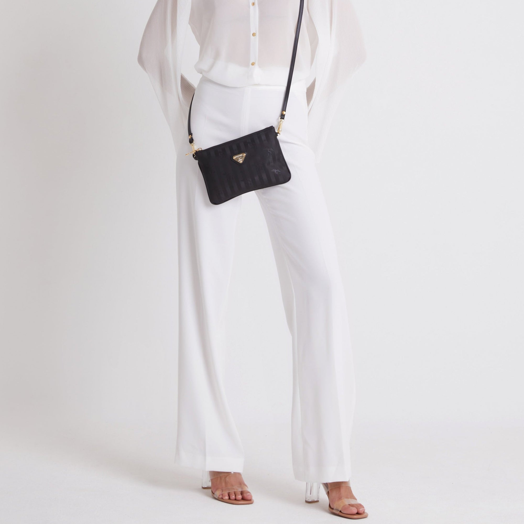 TAMINS | Umhängetasche classic schwarz/gold - on body